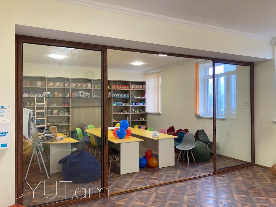 Մետաղապլաստե և ալյումինե սլայդ դռներ –  FARMPLAST LLC
