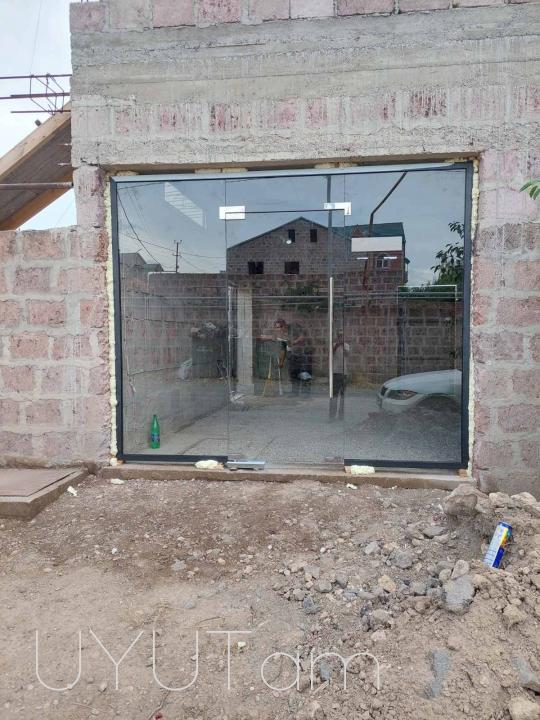 Ապակե մուտքի դռներ – FARMPLAST LLC 