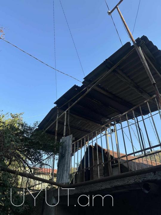 Կենտրոն մյասնիկյան փողոց 45 տուն, մակերեսը 47 քմ տակը կա ավտոտնակ բնակարանը վերանորոգված է և մարդ չի բնակվում