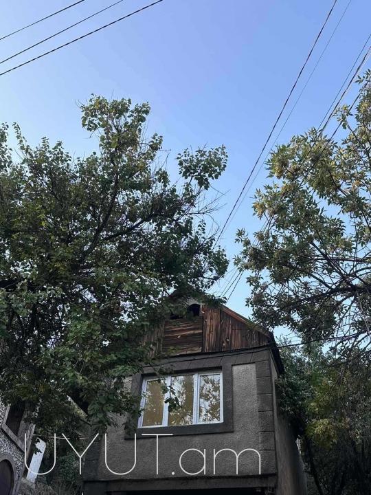 Կենտրոն մյասնիկյան փողոց 45 տուն, մակերեսը 47 քմ տակը կա ավտոտնակ բնակարանը վերանորոգված է և մարդ չի բնակվում