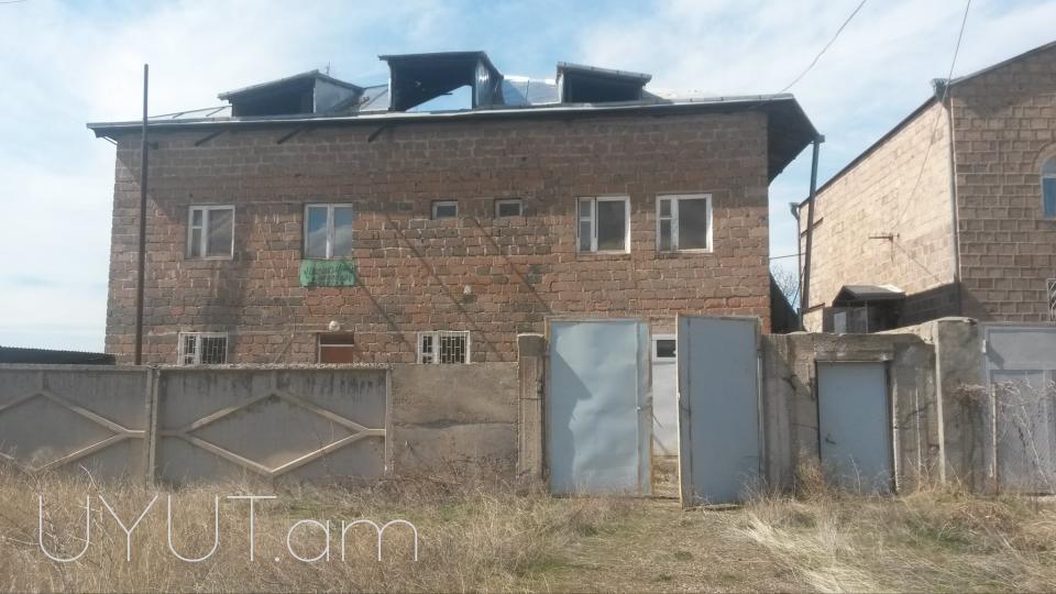 Վաճառվում է 3 հարկանի + նկուղով սեփական տուն՝ Աբովյան քաղաքում (7րդ միկրոշրջան) 1 թաղ ընդհանուր մակերեսը