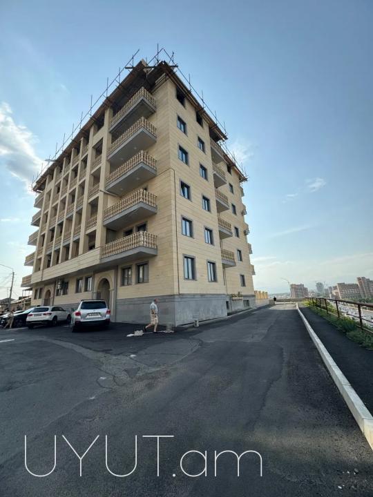 Սևքարեցի Սաքոյի թիվ 19 հասցե փողոցում վաճառվում է 3 սենյականոց բնակարան՝ 131 ք. Մ մակերեսով: Բնակարանը գտնվում է 6 հարկանի նորակառույց շենքի 2-րդ հարկում։ Տեղադրված է երկաթե դուռ, եվրոպատուհաններ, օդորակիչ, հատակը ծածկված է լամինատով: Բնակարանը կապիտալ վե