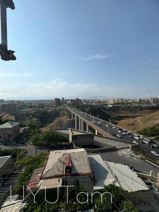 Սևքարեցի Սաքոյի թիվ 19 հասցե փողոցում վաճառվում է 3 սենյականոց բնակարան՝ 131 ք. Մ մակերեսով: Բնակարանը գտնվում է 6 հարկանի նորակառույց շենքի 2-րդ հարկում։ Տեղադրված է երկաթե դուռ, եվրոպատուհաններ, օդորակիչ, հատակը ծածկված է լամինատով: Բնակարանը կապիտալ վե