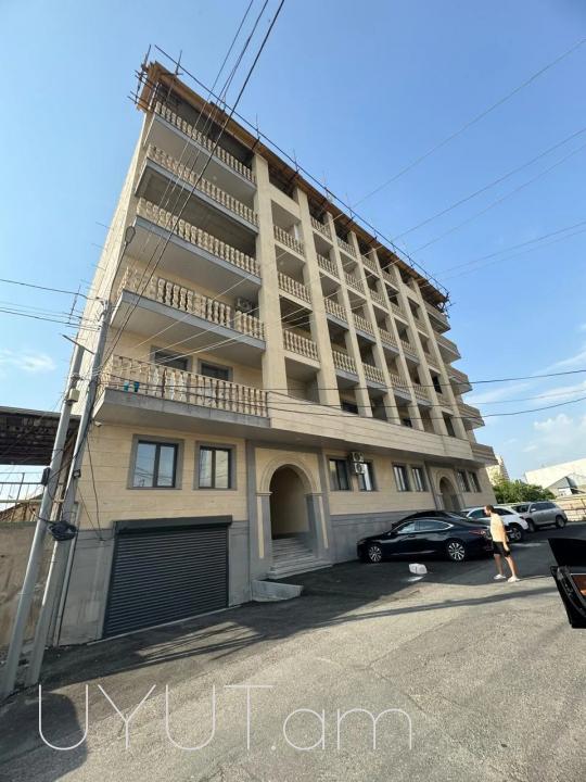 Սևքարեցի Սաքոյի թիվ 19 հասցե փողոցում վաճառվում է 3 սենյականոց բնակարան՝ 131 ք. Մ մակերեսով: Բնակարանը գտնվում է 6 հարկանի նորակառույց շենքի 2-րդ հարկում։ Տեղադրված է երկաթե դուռ, եվրոպատուհաններ, օդորակիչ, հատակը ծածկված է լամինատով: Բնակարանը կապիտալ վե