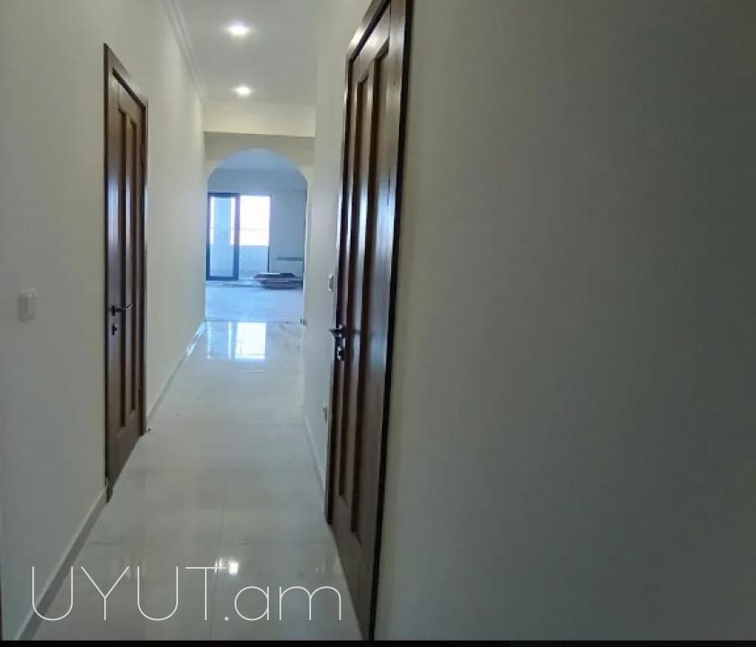Սևքարեցի Սաքոյի թիվ 19 հասցե փողոցում վաճառվում է 3 սենյականոց բնակարան՝ 131 ք. Մ մակերեսով: Բնակարանը գտնվում է 6 հարկանի նորակառույց շենքի 2-րդ հարկում։ Տեղադրված է երկաթե դուռ, եվրոպատուհաններ, օդորակիչ, հատակը ծածկված է լամինատով: Բնակարանը կապիտալ վե