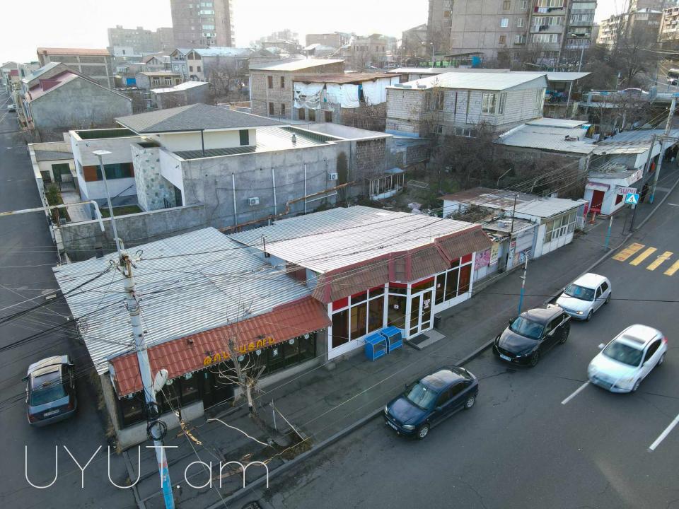 Տրվում է վարձակալությամբ Ձեյթուն ռուբինյանց 30/2 հասցեում մթերային խանութ, մակերեսը 110 քմ է նաև կա պահեստային տարածք խանութը 1 ին գծի վրա է գործում է 24 ժամ, տարածքը 