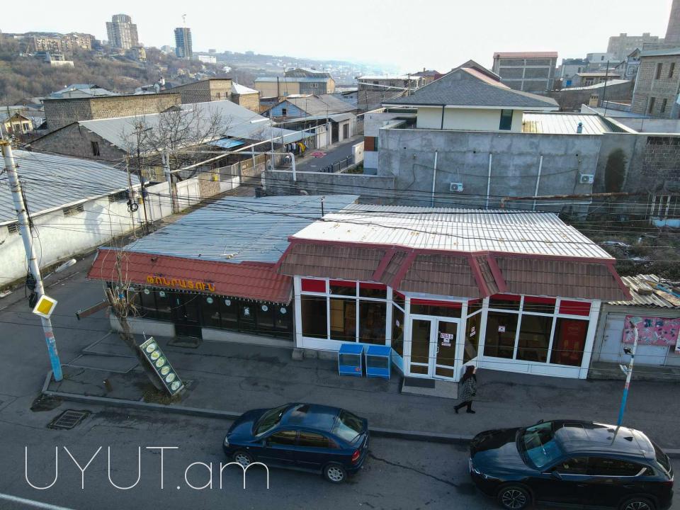Տրվում է վարձակալությամբ Ձեյթուն ռուբինյանց 30/2 հասցեում մթերային խանութ, մակերեսը 110 քմ է նաև կա պահեստային տարածք խանութը 1 ին գծի վրա է գործում է 24 ժամ, տարածքը 