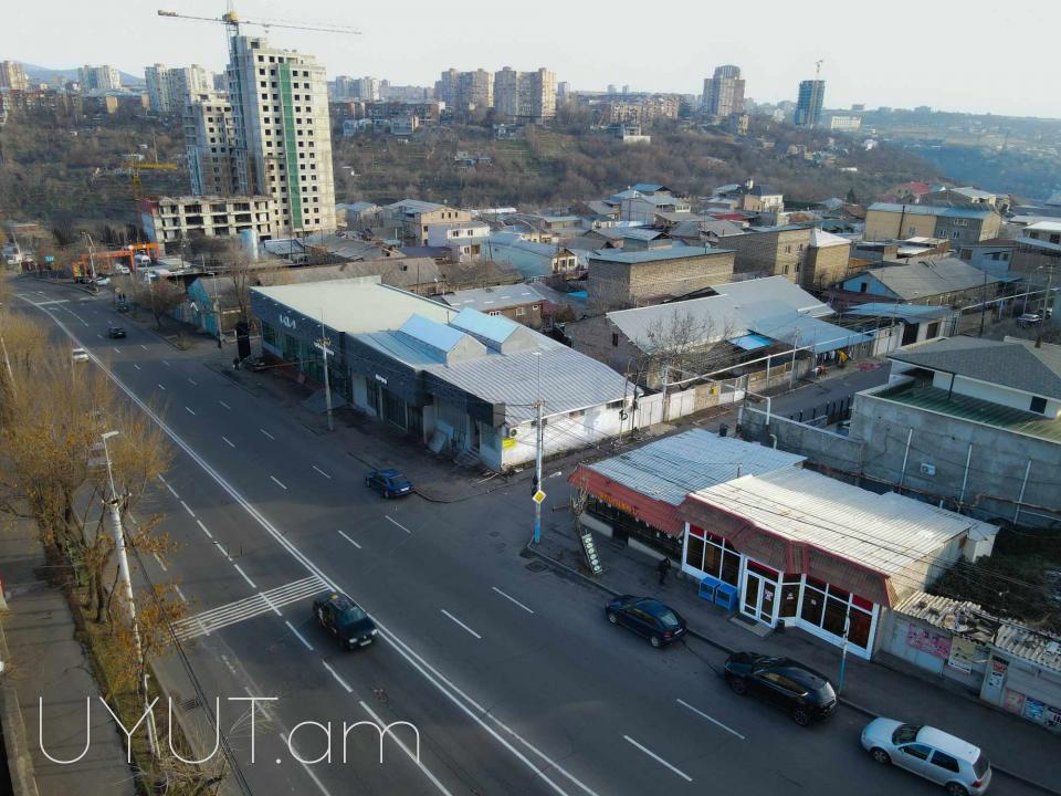 Տրվում է վարձակալությամբ Ձեյթուն ռուբինյանց 30/2 հասցեում մթերային խանութ, մակերեսը 110 քմ է նաև կա պահեստային տարածք խանութը 1 ին գծի վրա է գործում է 24 ժամ, տարածքը 