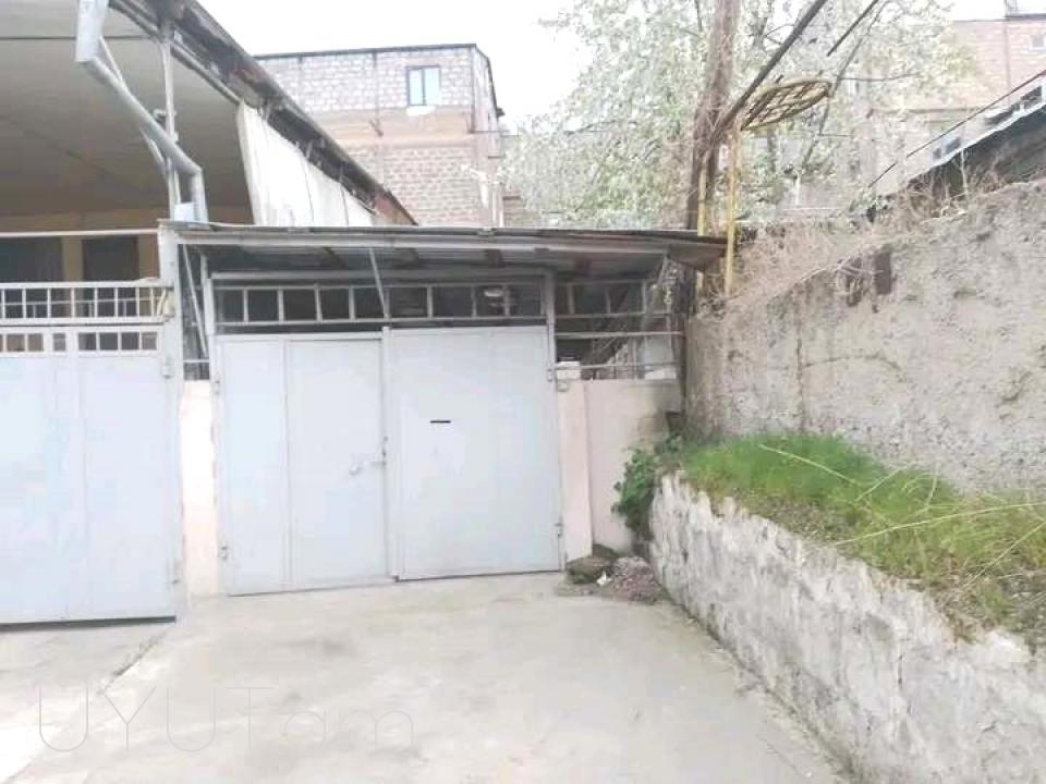 Տրվում է սեփական տուն Զեյթունում Ալմաստ գործարանի հարևանությամբ, Ռադիշչև փողոցի վրա, փողոցը փակուղի է, հանգիստ է, անցուդարձից հեռու: Կապիտալ շինություն է, տունը բաժանված է երկու մասի, 2 ընտանիքներ հանգիատ կարող են բնակվել, ընդհանուր 6 սենյակ:
