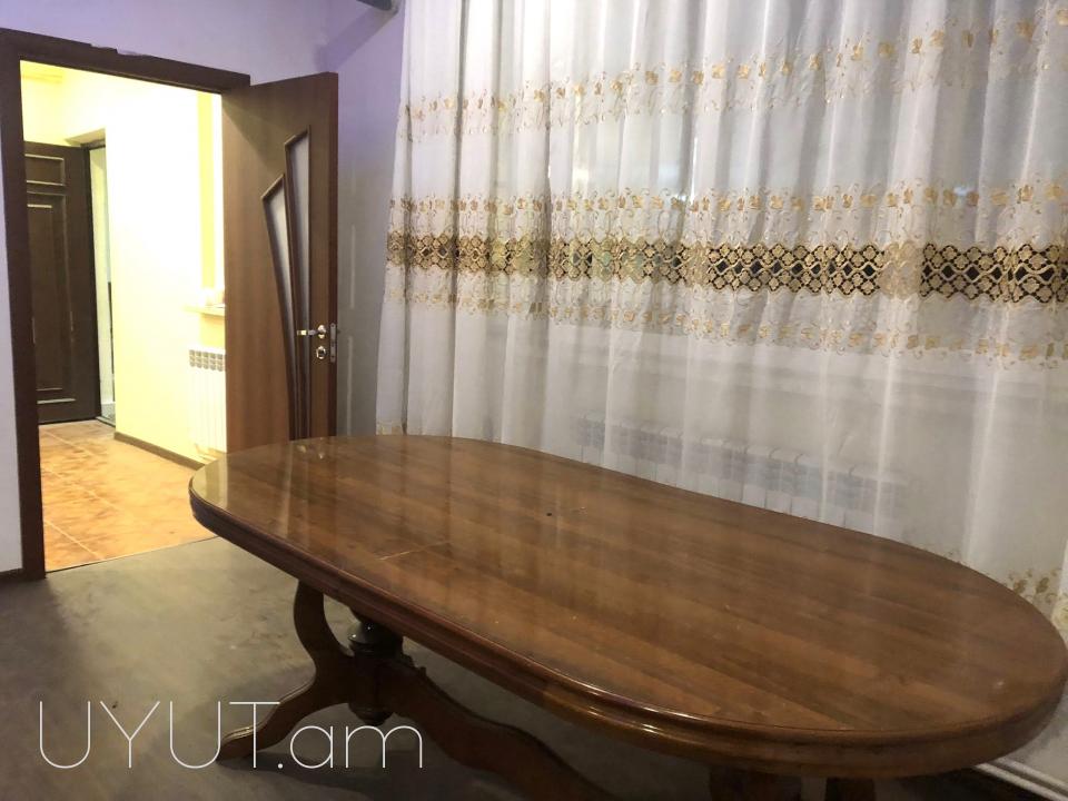 Տրվում է սեփական տուն Զեյթունում Ալմաստ գործարանի հարևանությամբ, Ռադիշչև փողոցի վրա, փողոցը փակուղի է, հանգիստ է, անցուդարձից հեռու: Կապիտալ շինություն է, տունը բաժանված է երկու մասի, 2 ընտանիքներ հանգիատ կարող են բնակվել, ընդհանուր 6 սենյակ: