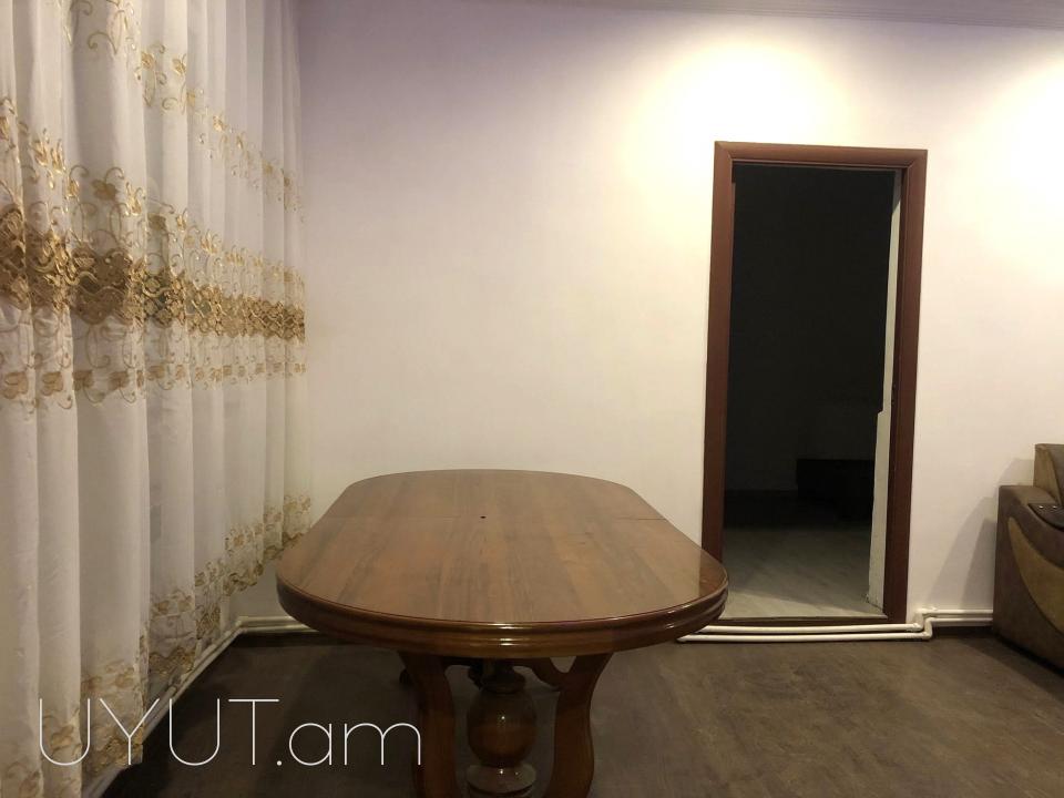 Տրվում է սեփական տուն Զեյթունում Ալմաստ գործարանի հարևանությամբ, Ռադիշչև փողոցի վրա, փողոցը փակուղի է, հանգիստ է, անցուդարձից հեռու: Կապիտալ շինություն է, տունը բաժանված է երկու մասի, 2 ընտանիքներ հանգիատ կարող են բնակվել, ընդհանուր 6 սենյակ: