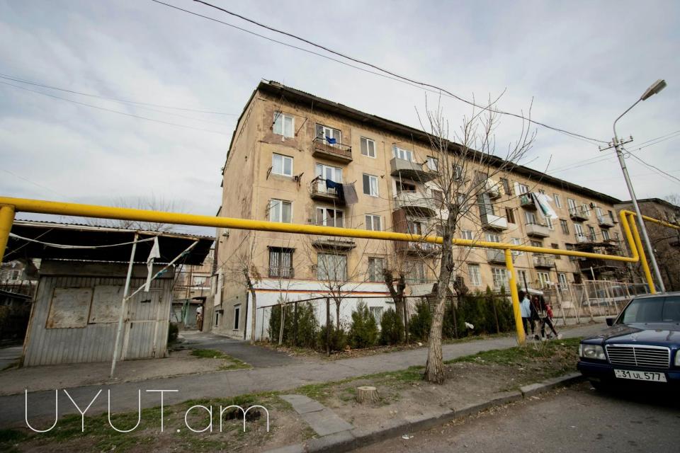 Տրվում է վարձակալության բնակարանը գտնվում է զեյթունում մինաս ավետիսյան փողոցում 15 շենքում ընդհանուր մակերեսը 78 քմ ՛ 2 ննջարան, 1 հյուրասենյակ բնակարանը կիսանկուղային է, 