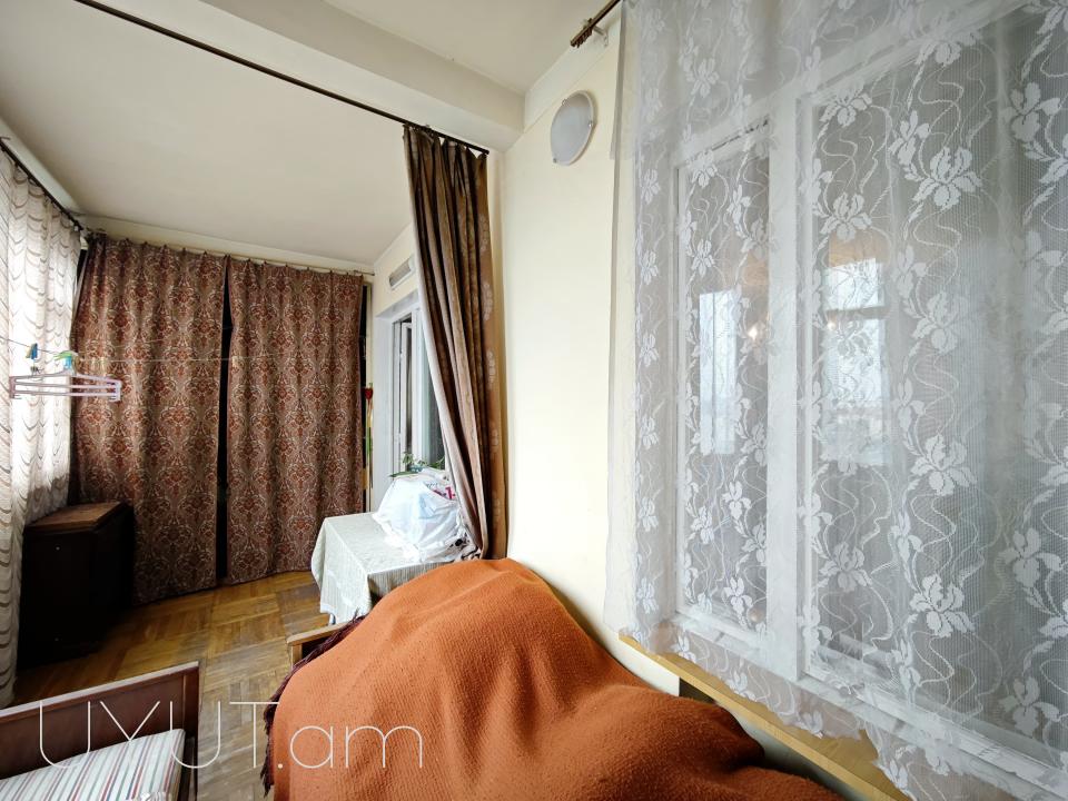 Կիևյան - Օրբելի խաչմերուկի մոտակայքում Վաճառվում է 3 սենյականոց բնակարան քարե շենքում