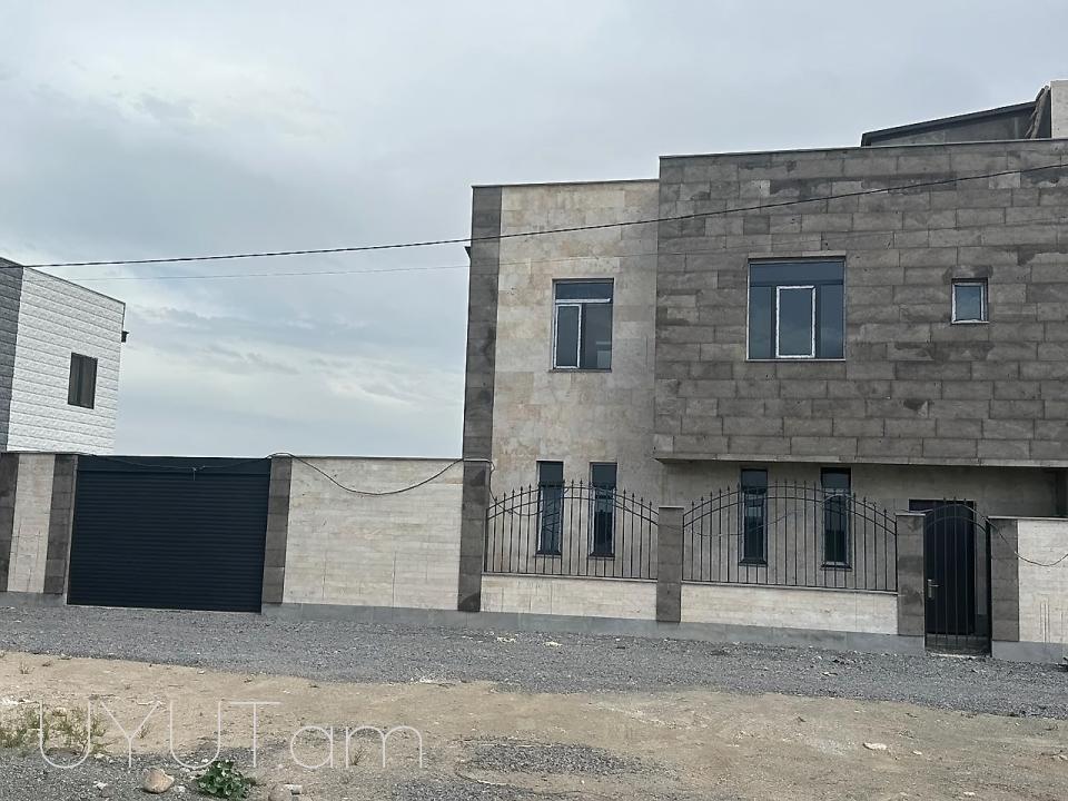 Վաճառվում է 2 հարկանի թաունհաուս Ներքին Չարբախում