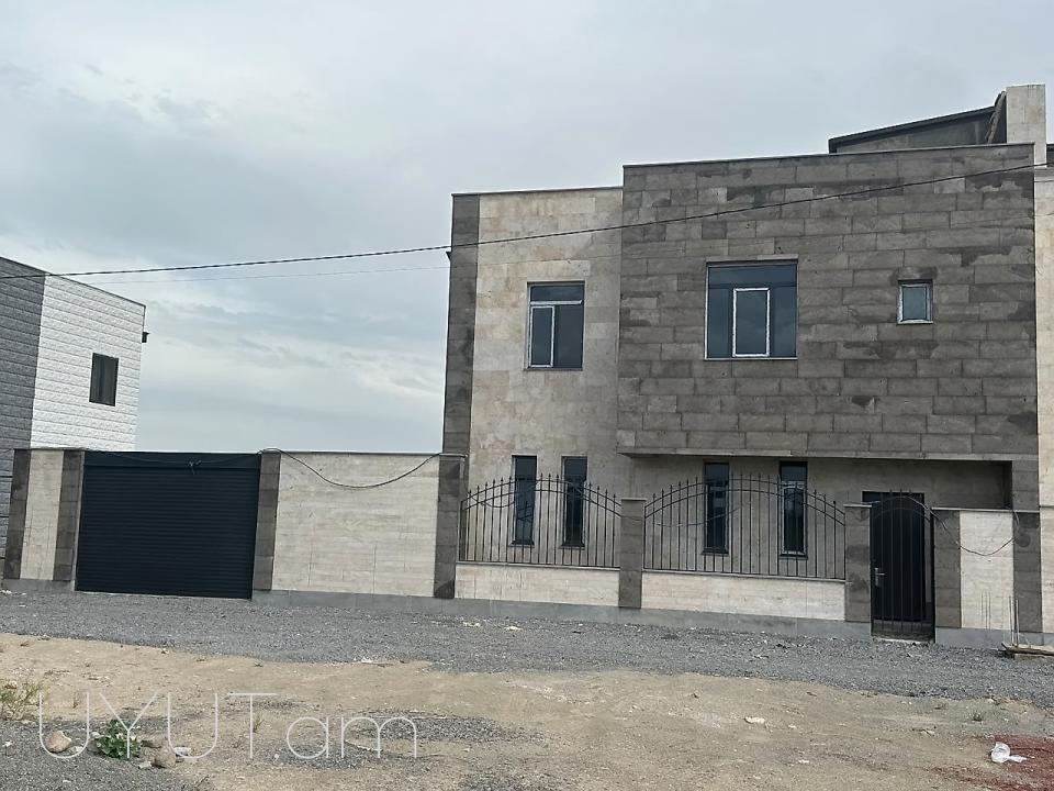 Վաճառվում է 2 հարկանի թաունհաուս Ներքին Չարբախում