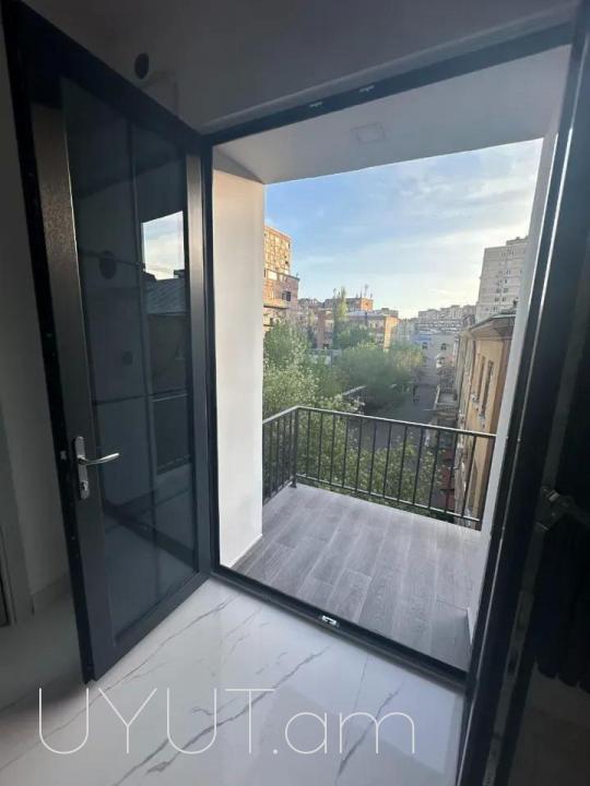 Վաճառվում է 1 սենյականոց բնակարան Վարդանանց փողոցում ՝ ստալինյան նախագծով 5 հարկանի շենքի 3-րդ հարկում։