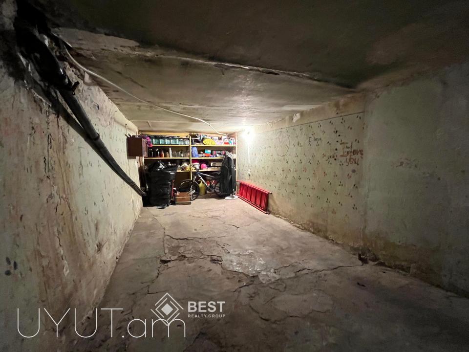 Վաճառվում է 3 սենյականոց բնակարան Էրեբունի փողոցում