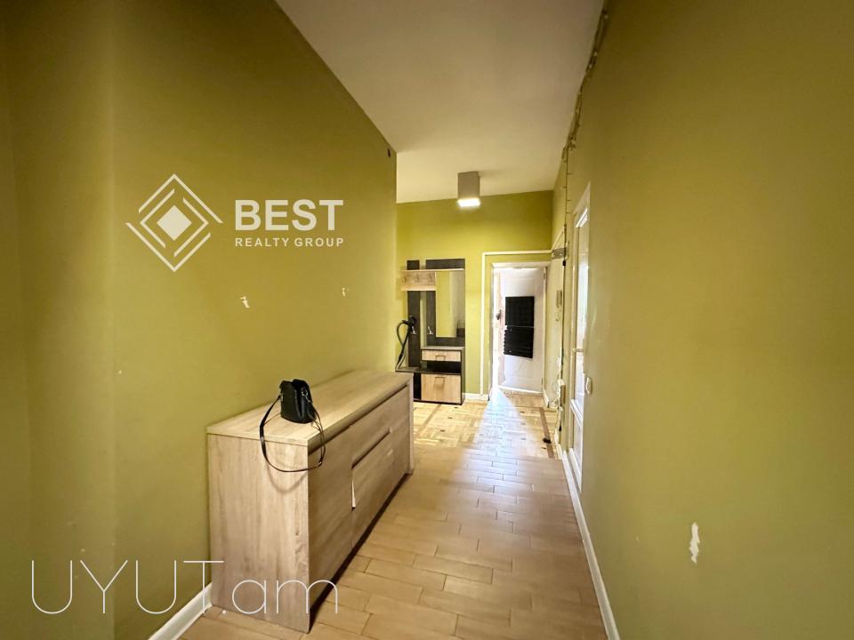 Փոքր Կենտրոնում, Տպագրիչների փողոցում, Ստալինյան նախագծով քարե շենքում վաճառվում է ընդարձակ բնակարան։