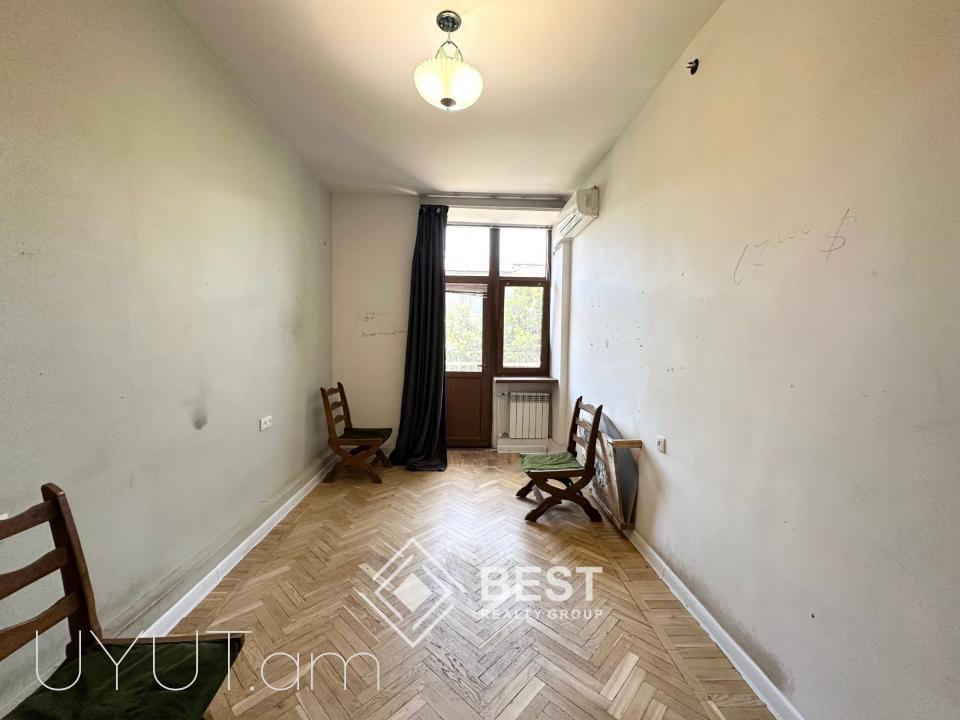 Փոքր Կենտրոնում, Տպագրիչների փողոցում, Ստալինյան նախագծով քարե շենքում վաճառվում է ընդարձակ բնակարան։