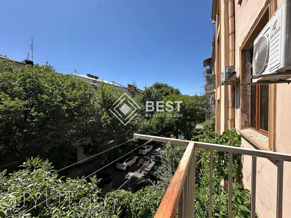 Փոքր Կենտրոնում, Տպագրիչների փողոցում, Ստալինյան նախագծով քարե շենքում վաճառվում է ընդարձակ բնակարան։
