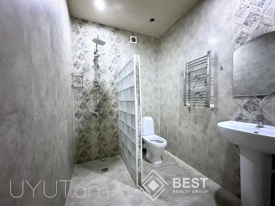 Փոքր Կենտրոնում, Տպագրիչների փողոցում, Ստալինյան նախագծով քարե շենքում վաճառվում է ընդարձակ բնակարան։