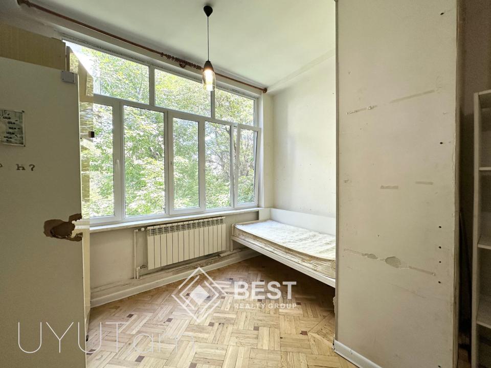 Փոքր Կենտրոնում, Տպագրիչների փողոցում, Ստալինյան նախագծով քարե շենքում վաճառվում է ընդարձակ բնակարան։