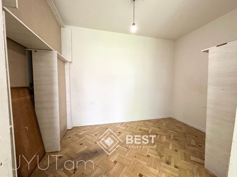 Փոքր Կենտրոնում, Տպագրիչների փողոցում, Ստալինյան նախագծով քարե շենքում վաճառվում է ընդարձակ բնակարան։