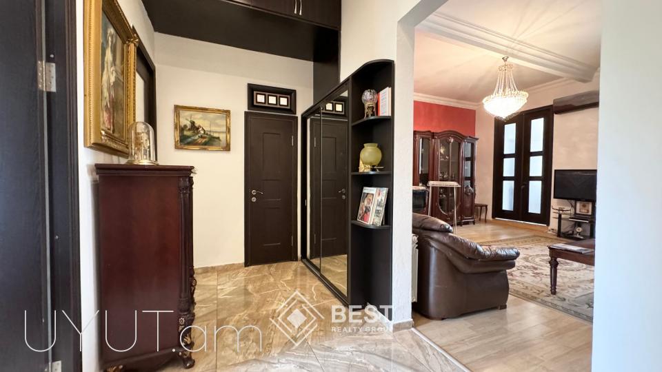 Փոքր Կենտրոնում՝ Թումանյան փողոցում լավագույն Ստալինյան նախագծով քարե շենքերից մեկում՝ վարձով է տրվում 3 սենյականոց ընդարձակ լուսավոր բնակարան։
