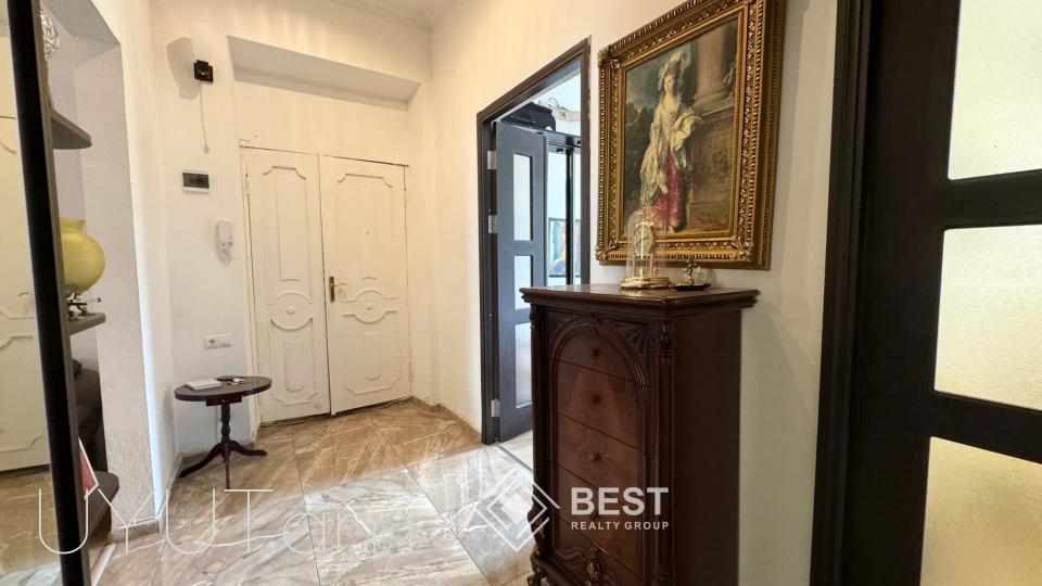 Փոքր Կենտրոնում՝ Թումանյան փողոցում լավագույն Ստալինյան նախագծով քարե շենքերից մեկում՝ վարձով է տրվում 3 սենյականոց ընդարձակ լուսավոր բնակարան։
