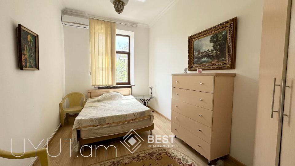 Փոքր Կենտրոնում՝ Թումանյան փողոցում լավագույն Ստալինյան նախագծով քարե շենքերից մեկում՝ վարձով է տրվում 3 սենյականոց ընդարձակ լուսավոր բնակարան։
