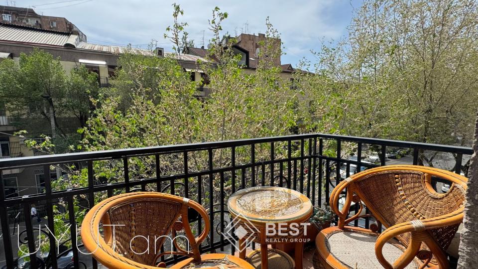 Փոքր Կենտրոնում՝ Թումանյան փողոցում լավագույն Ստալինյան նախագծով քարե շենքերից մեկում՝ վարձով է տրվում 3 սենյականոց ընդարձակ լուսավոր բնակարան։