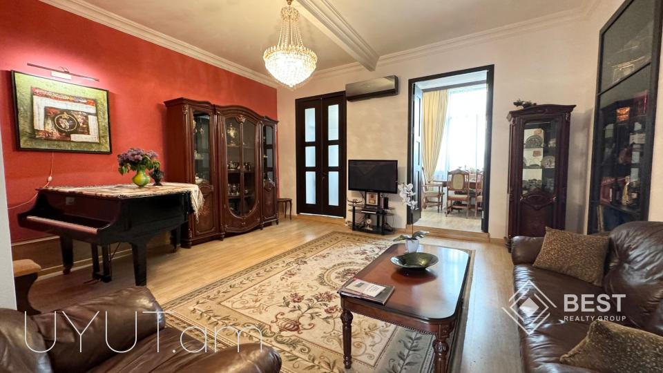 Փոքր Կենտրոնում՝ Թումանյան փողոցում լավագույն Ստալինյան նախագծով քարե շենքերից մեկում՝ վարձով է տրվում 3 սենյականոց ընդարձակ լուսավոր բնակարան։