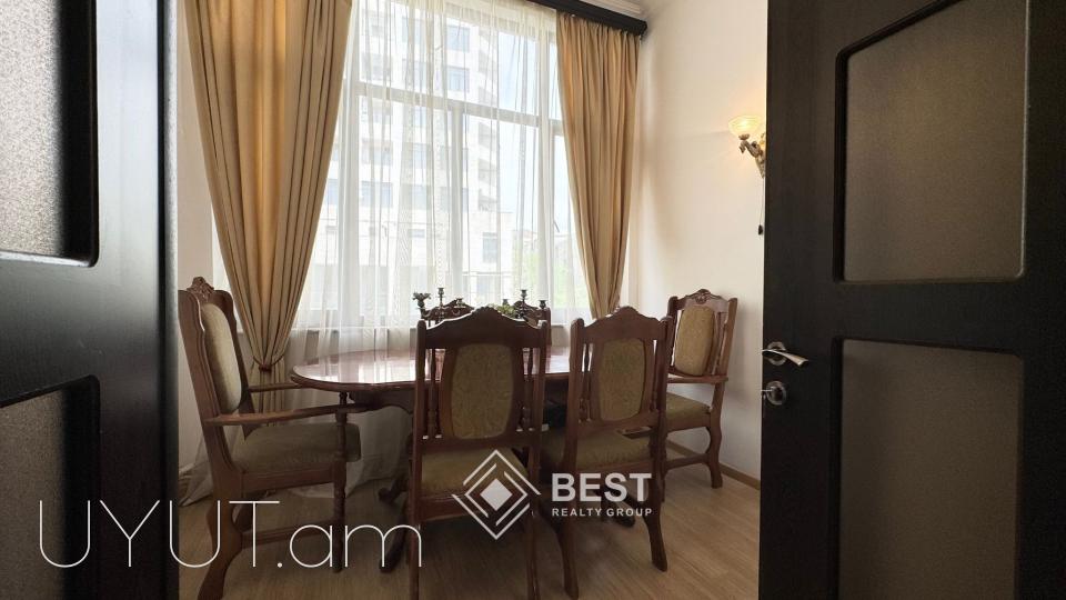 Փոքր Կենտրոնում՝ Թումանյան փողոցում լավագույն Ստալինյան նախագծով քարե շենքերից մեկում՝ վարձով է տրվում 3 սենյականոց ընդարձակ լուսավոր բնակարան։