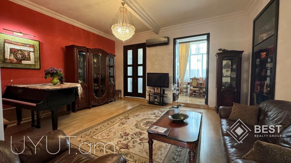 Փոքր Կենտրոնում՝ Թումանյան փողոցում լավագույն Ստալինյան նախագծով քարե շենքերից մեկում՝ վարձով է տրվում 3 սենյականոց ընդարձակ լուսավոր բնակարան։