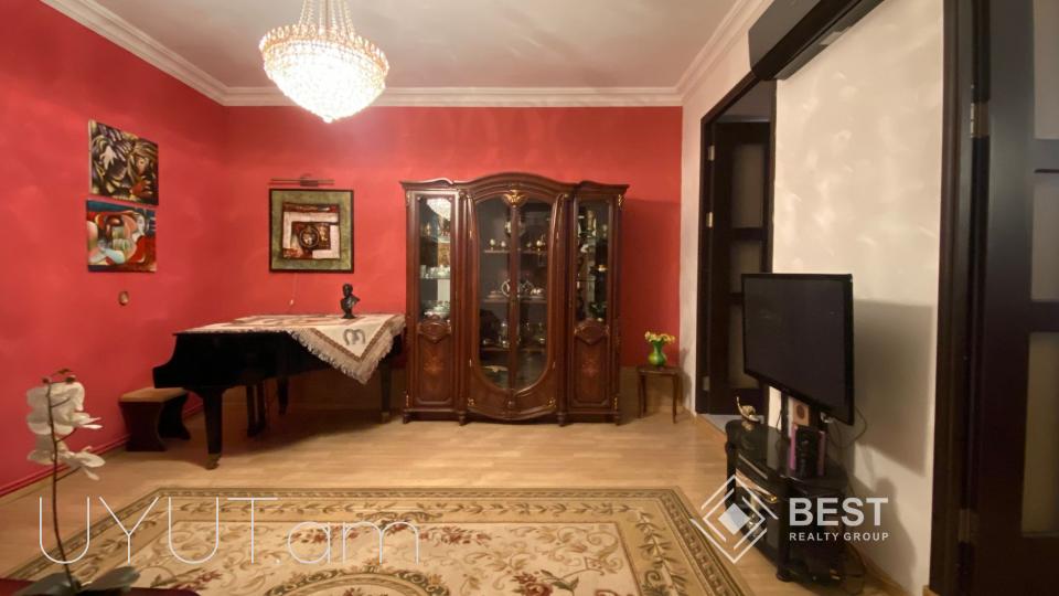 Փոքր Կենտրոնում՝ Թումանյան փողոցում լավագույն Ստալինյան նախագծով քարե շենքերից մեկում՝ վարձով է տրվում 3 սենյականոց ընդարձակ լուսավոր բնակարան։