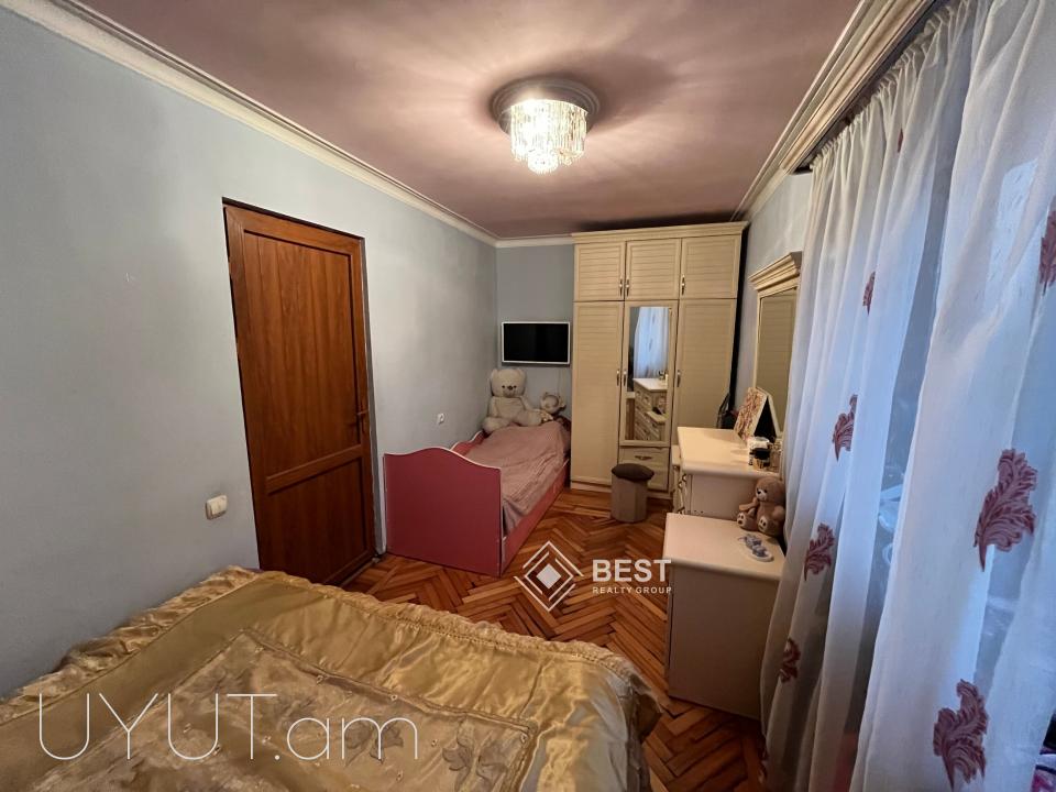 Վաճառվում է 2 սենյականոց բնակարան Էրեբունի փողոցում