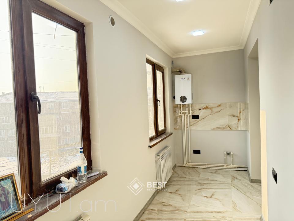 Զեյթունում Ահարոնյան փողոցում, քարե շենքում, վաճառվում է 2 սենյականոց բնակարան 
