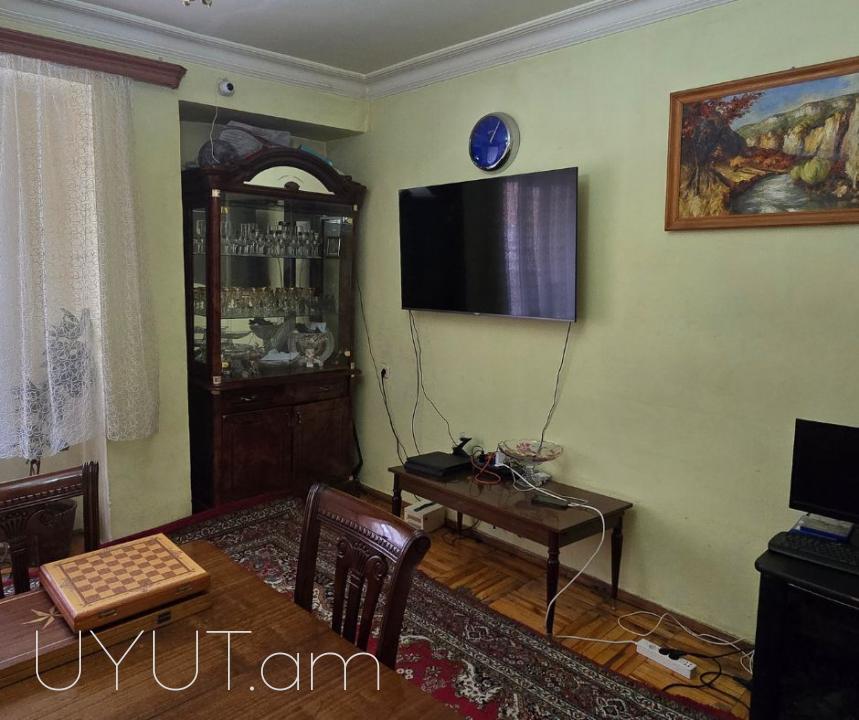 Վաճառվում է 4 սենյականոց բնակարան Առնո Բաբաջանյան փողոցում