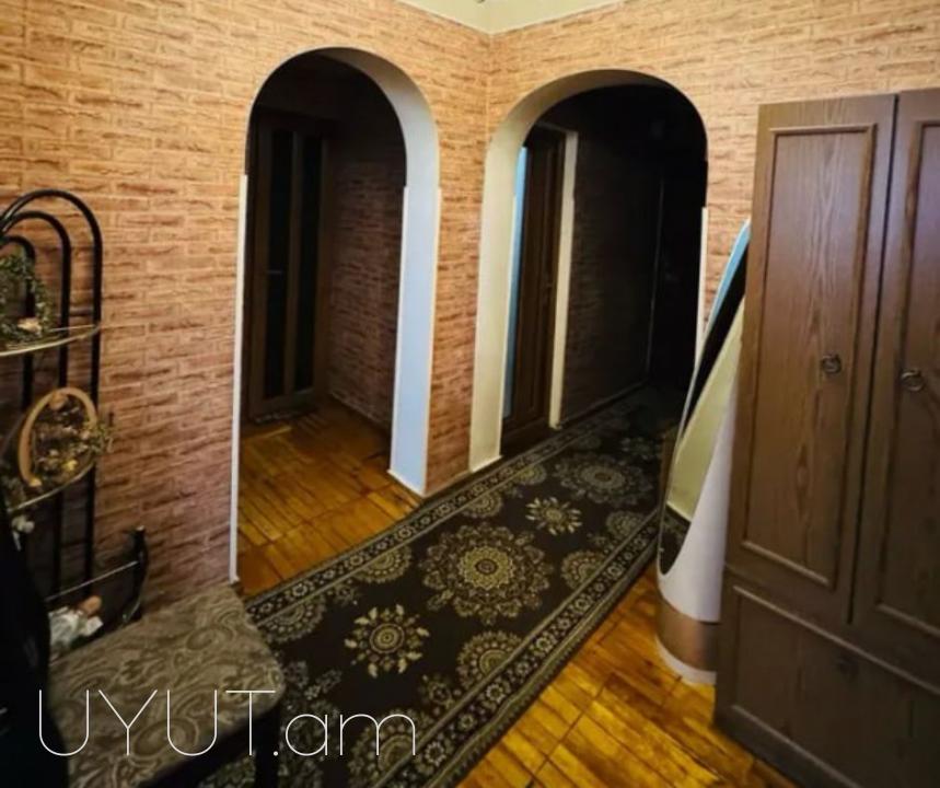 Երևան մոլի հարևանությամբ վաճառվում է 3 սենյականոց բնակարան