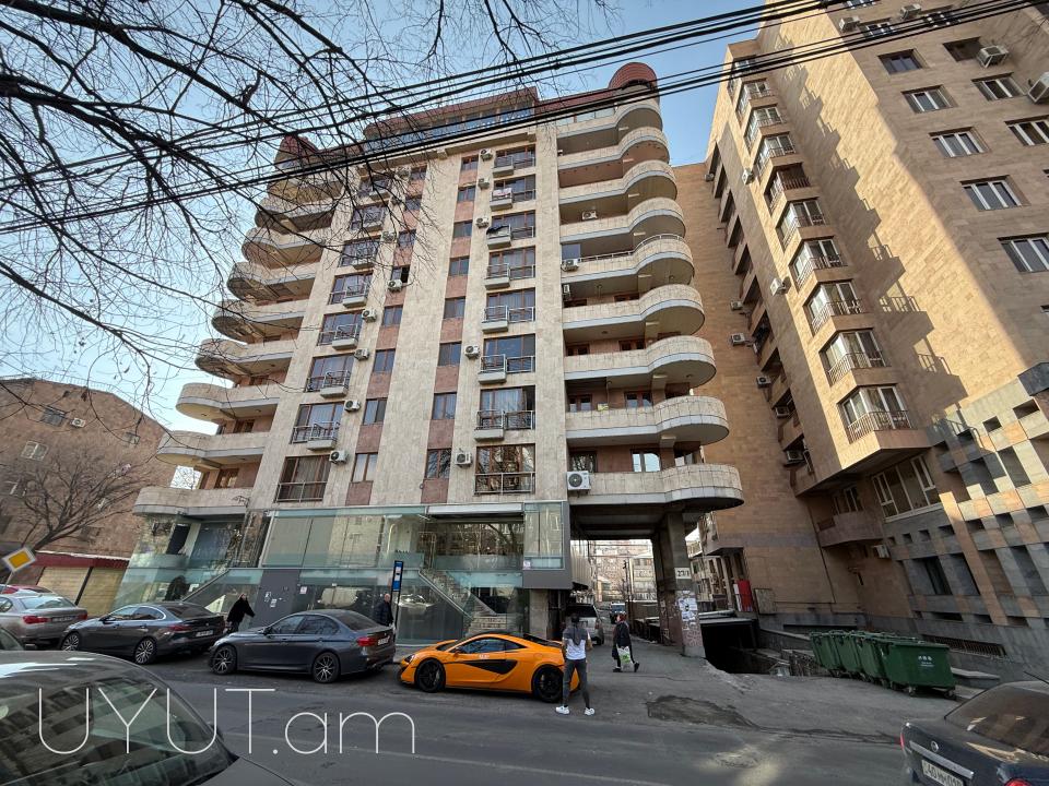  Արաբկիրում ` Գրիբոյեդով փողոցում, նորակառույց շենքում, վաճառվում է 3 սենյականոց բնակարան 