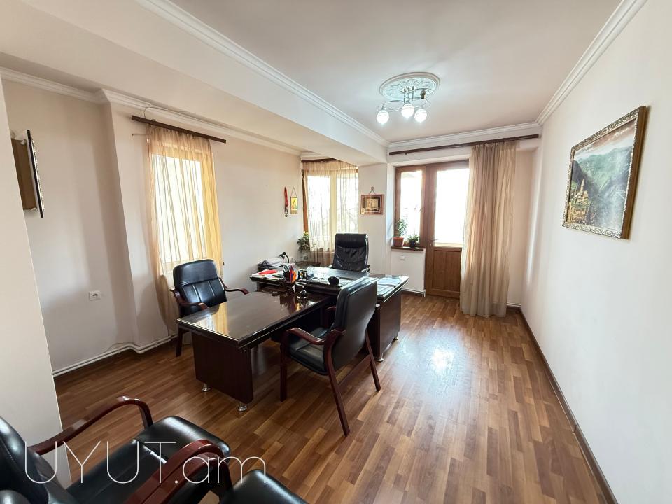  Արաբկիրում ` Գրիբոյեդով փողոցում, նորակառույց շենքում, վաճառվում է 3 սենյականոց բնակարան 