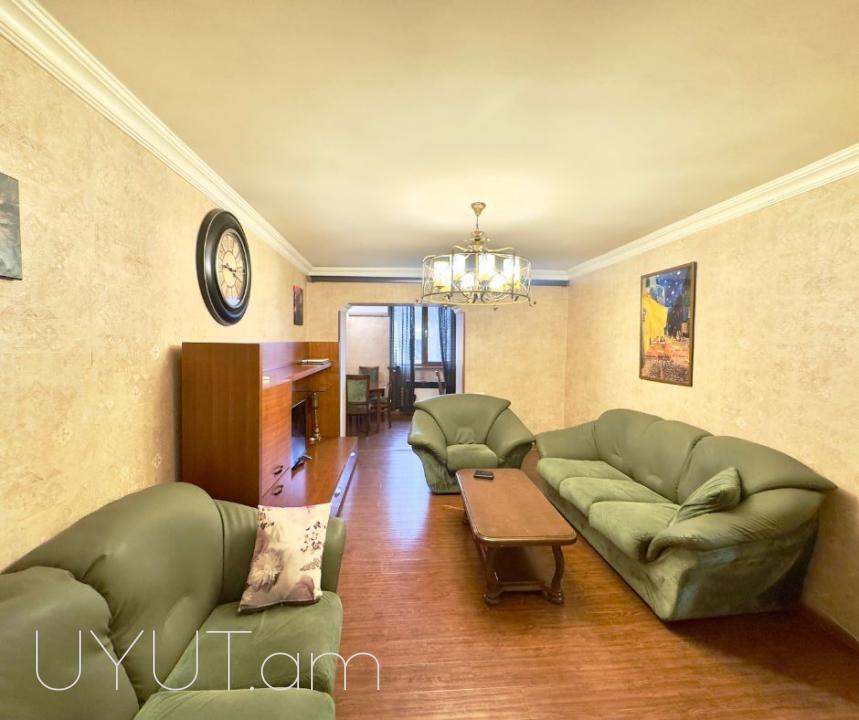 Կենտրոնում ` Գ. Լուսավորչի փողոցում, քարե շենքում, վաճառվում է 2 սենյականոց բնակարան