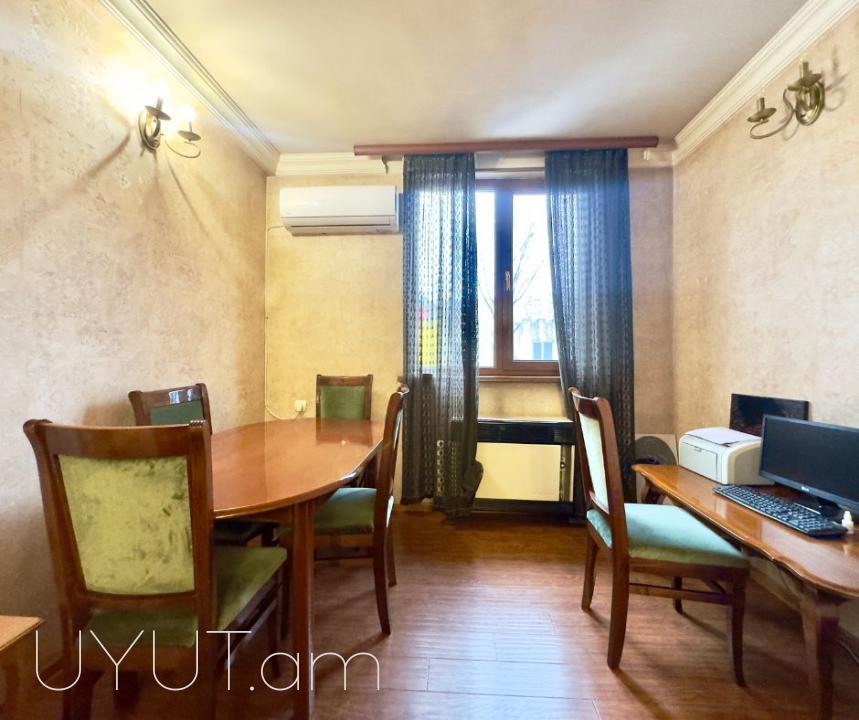 Կենտրոնում ` Գ. Լուսավորչի փողոցում, քարե շենքում, վաճառվում է 2 սենյականոց բնակարան