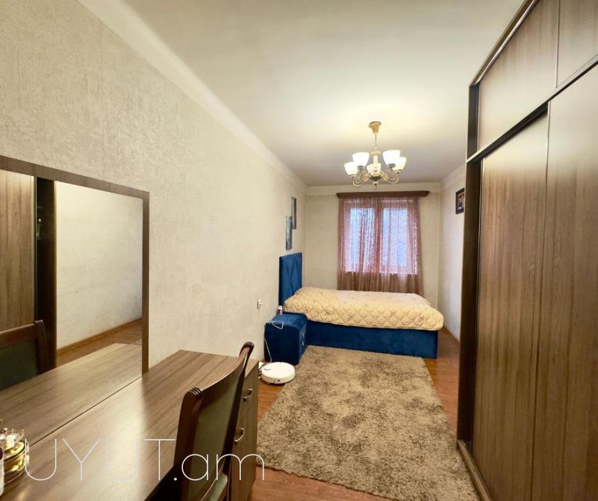 Կենտրոնում ` Գ. Լուսավորչի փողոցում, քարե շենքում, վաճառվում է 2 սենյականոց բնակարան