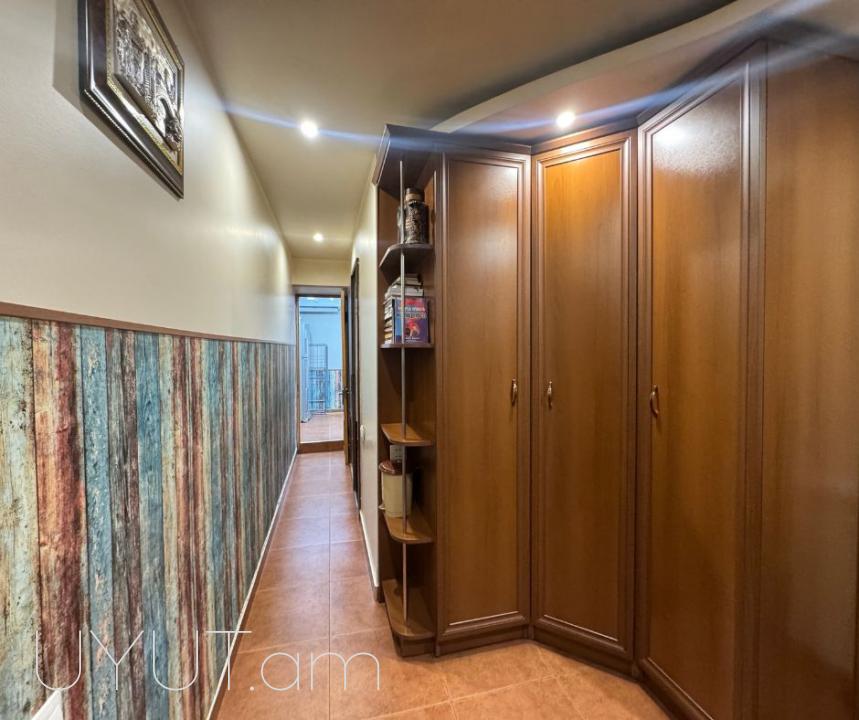 Կենտրոնում ` Գ. Լուսավորչի փողոցում, քարե շենքում, վաճառվում է 2 սենյականոց բնակարան