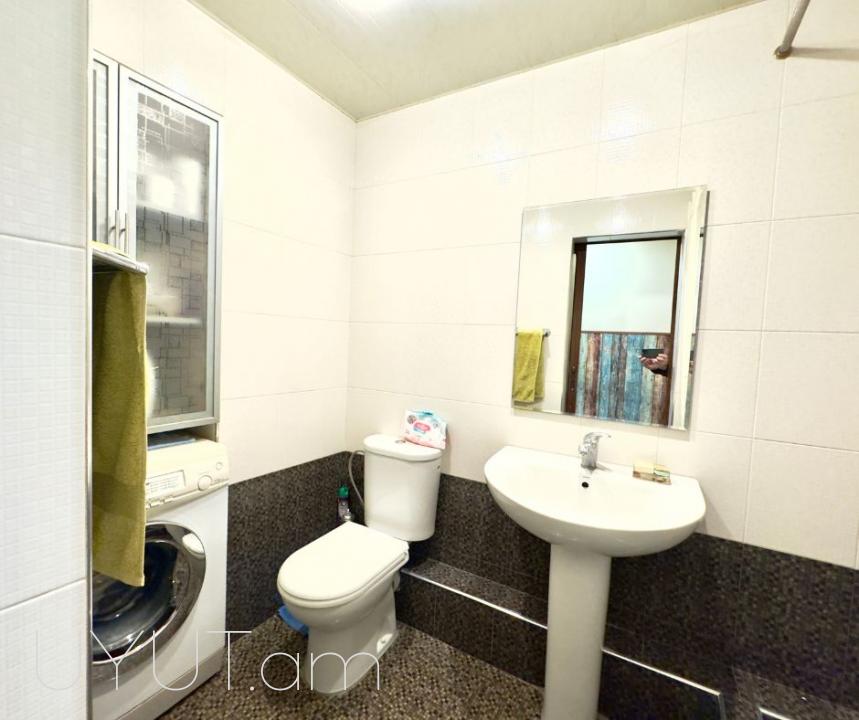Կենտրոնում ` Գ. Լուսավորչի փողոցում, քարե շենքում, վաճառվում է 2 սենյականոց բնակարան