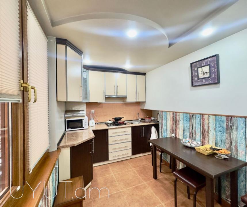 Կենտրոնում ` Գ. Լուսավորչի փողոցում, քարե շենքում, վաճառվում է 2 սենյականոց բնակարան