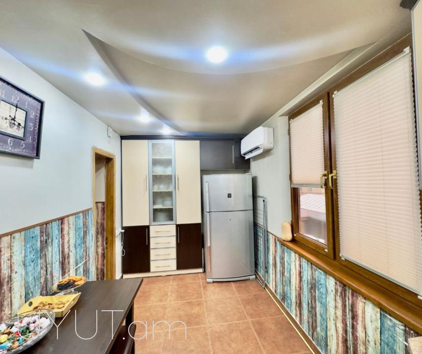 Կենտրոնում ` Գ. Լուսավորչի փողոցում, քարե շենքում, վաճառվում է 2 սենյականոց բնակարան