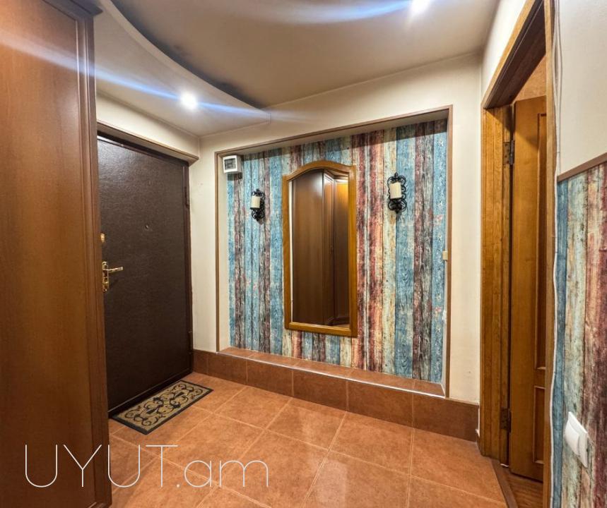 Կենտրոնում ` Գ. Լուսավորչի փողոցում, քարե շենքում, վաճառվում է 2 սենյականոց բնակարան
