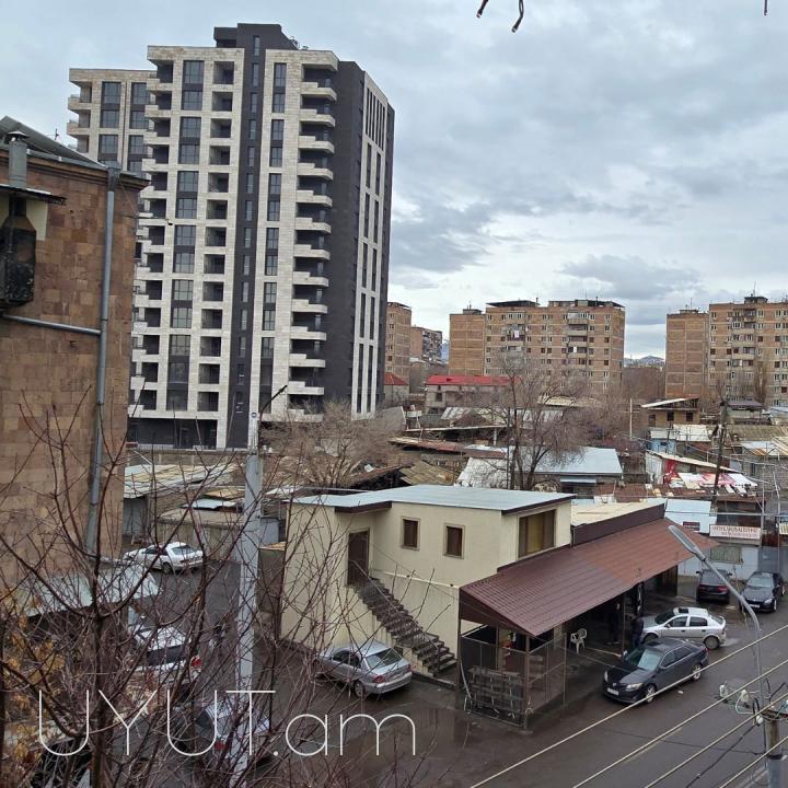 Վաճառվում է 4 սենյականոց բնակարան Մանթաշյան փողոցում